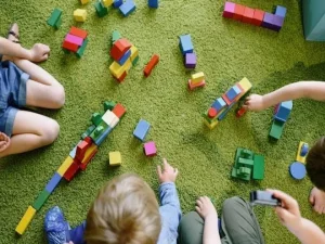 niños-jugando-con-blocks